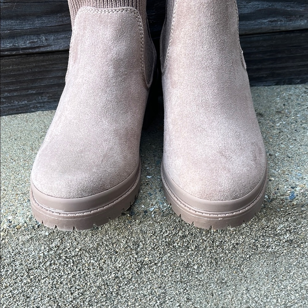 Steve Madden Tan Chelsea Boots with Chunky Sole and Elastic Panels - Picture 6 of 7